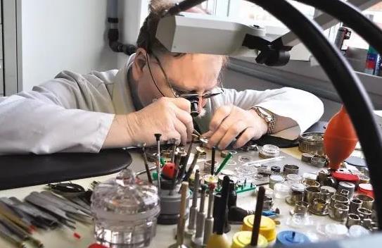 如何清潔和保養(yǎng)浪琴手表的機(jī)芯