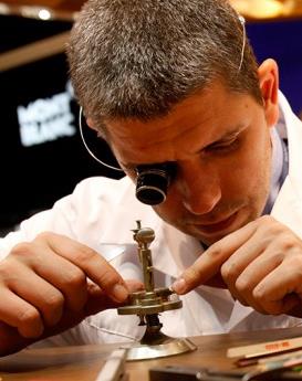 華特·沃爾頓-廣州浪琴維修服務(wù)中心制表師